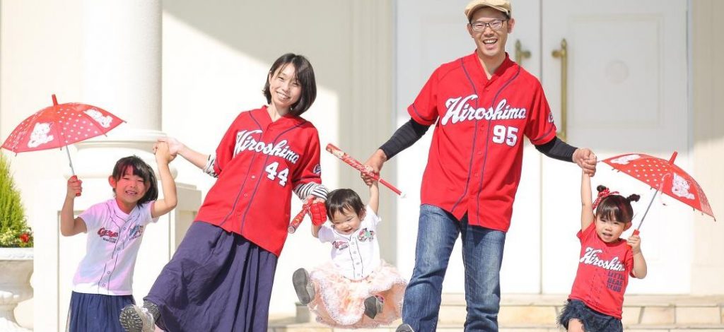 【記念日フォトレポvol.12】推しチームのユニフォームで!思い出の会場での家族写真 アーククラブ迎賓館 広島のアイキャッチ